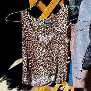 Sleeveless cheeta blouse with longer back for tuck in